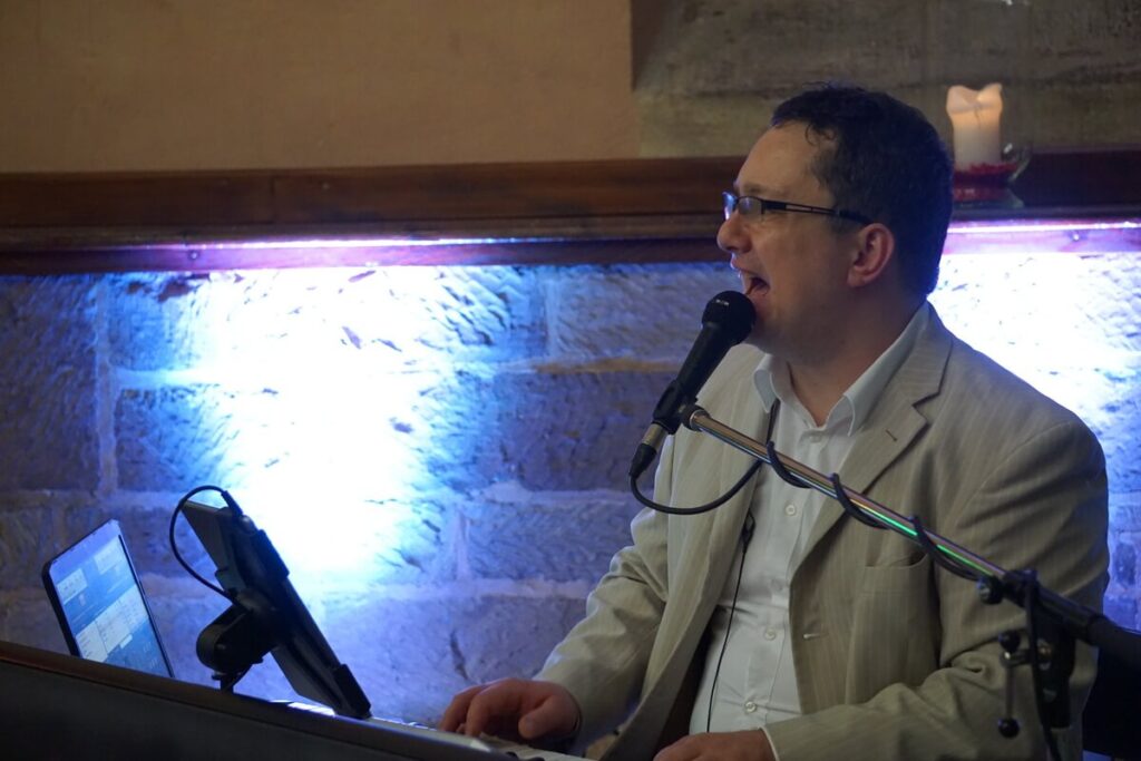 Dezente Live Musik bei einem Firmenevent im Hintergrund