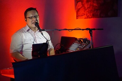 Alleinunterhalter Andy Steiner live am Keyboard bei einer Geburtstagsfeier