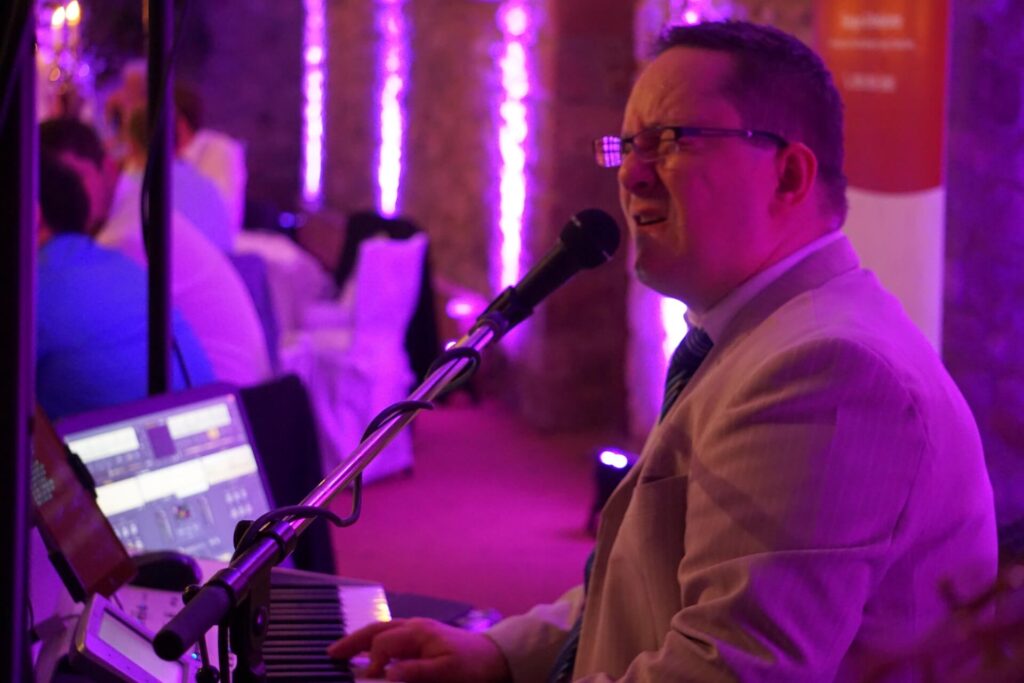 Andy Steiner als Sänger und Keyboarder live bei einem Event
