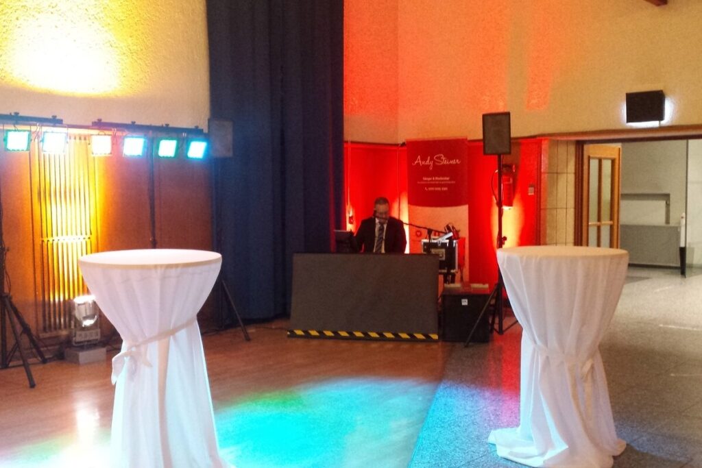 Live Musik Setup bei einem Firmenevent im Veranstaltungsraum