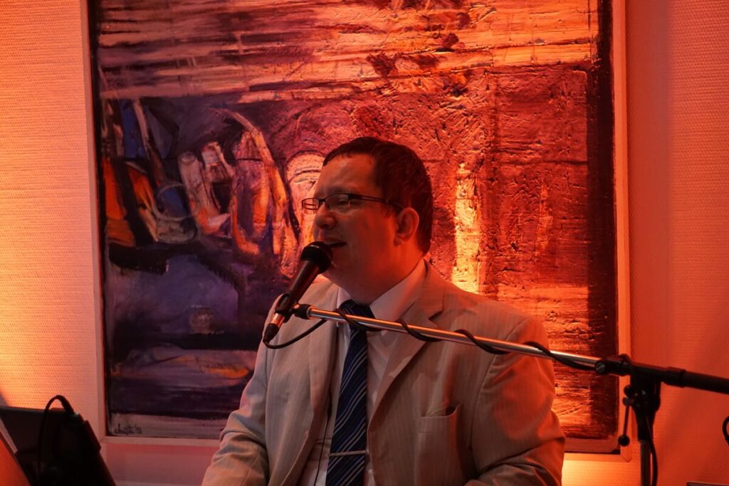 Sänger Andy Steiner bei einem Live-Auftritt mit Keyboard auf einem Firmenevent